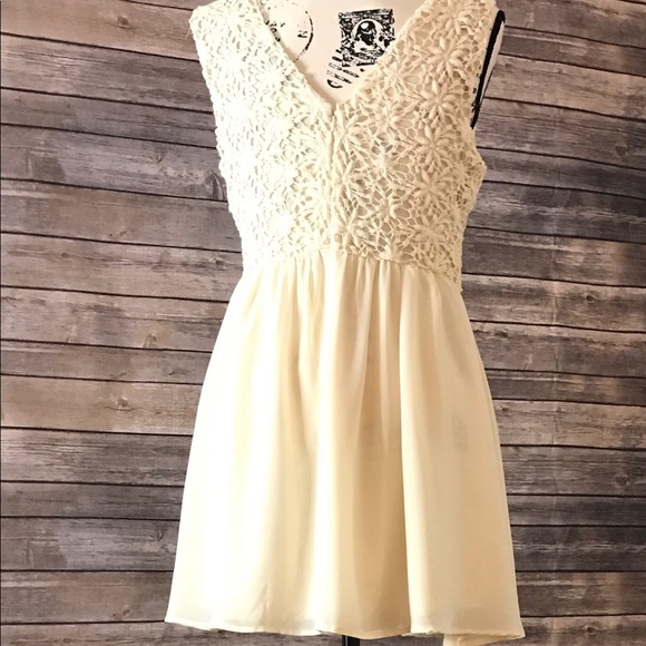 Elegant Cream colored Dress - Picture 7 of 8